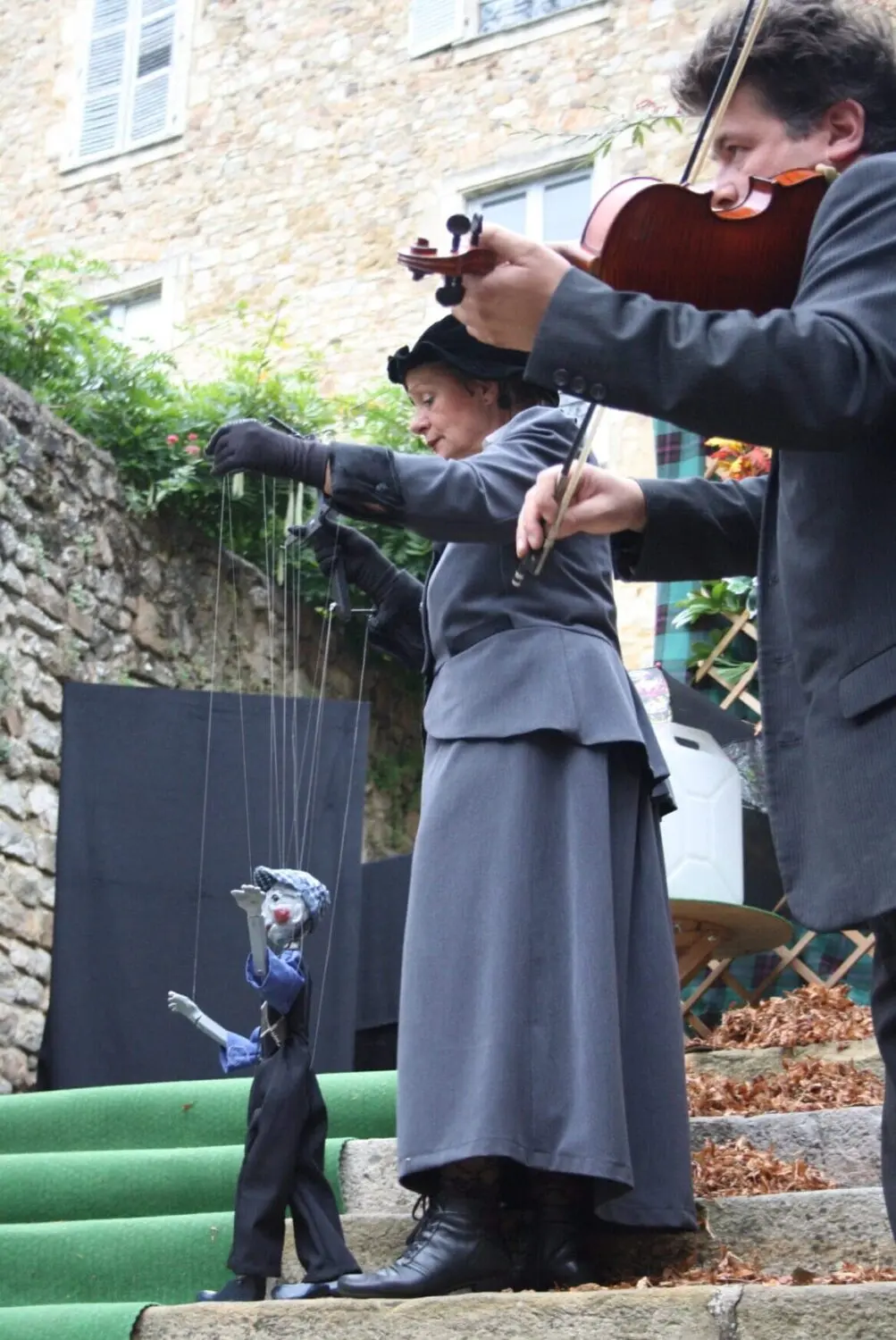 Tableau très visuel, harmonieux : tous sont de profil, alignés l'un derrière l'autre, le violoniste, la marionnettiste et la petite marionnette à fils Ramon .Ils sont sur les marches d'un escalier en pierres. Tous sont vêtus de gris.