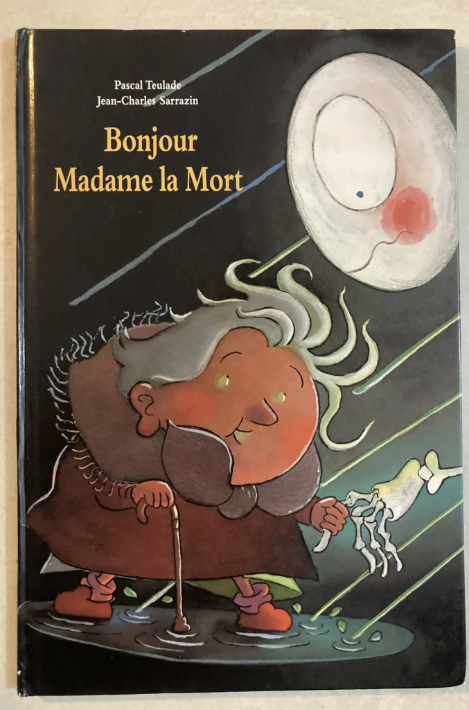 Couverture du livre Bonjour Mme la Mort avec un dessin représentant une petite vieille avec sa canne, en train de tenir la main d'un squelette dont on aperçoit le profil d'un visage rond, étonné.