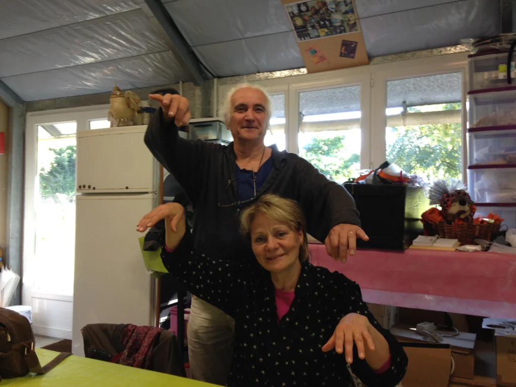 Pascal Larue, le metteur en scène fait semblant dE manIpuler Liliane Plouzeau comme une marionnette à fils. Tous deux s'amusent.