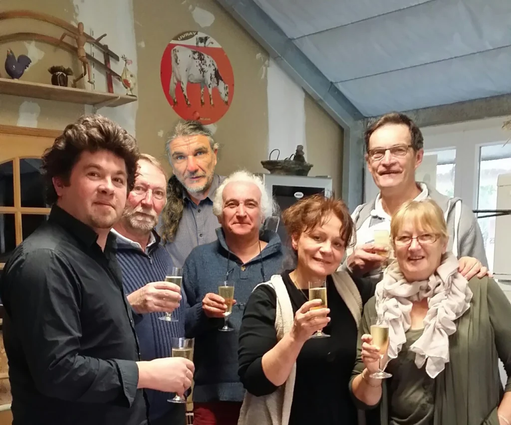Un verre à la main pour fêter "Qui est là ?" Pascal Larue metteur en scène, Josiane Chemin décoratrice, Patrice Bourbao, Florent Avrillon, scénographes, Ludovic Fabre violoniste, Armel Lambert comédien, Liliane Plouzeau marionnettiste