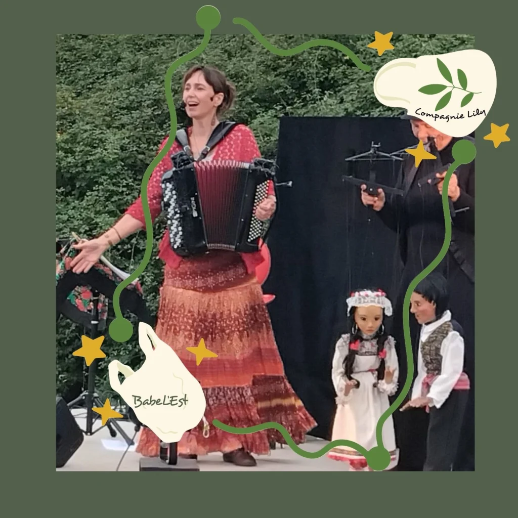 Maryse Peltier, vêtue de rouge-orangé, chante avec son accordéon. A côté d'elle, Liliane Plouzeau et ses marionnettes à fils tziganes. Spectacle sur fond de feuillages. L'image est décorée d'un dessin en arabesque avec le nom de BabeL'Est et Compagnie Lily.